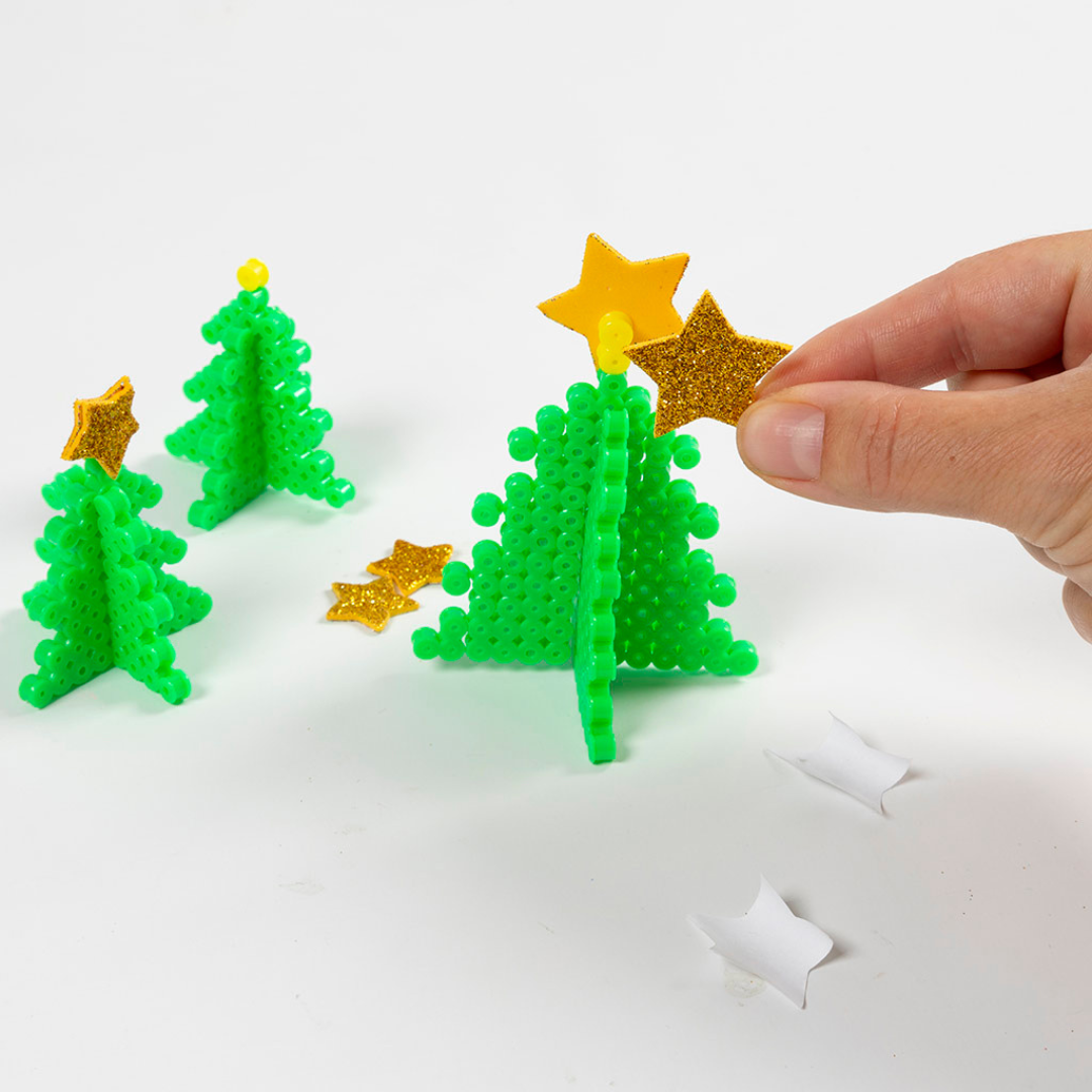 Kerstbomen van strijkkralen knutselen.
