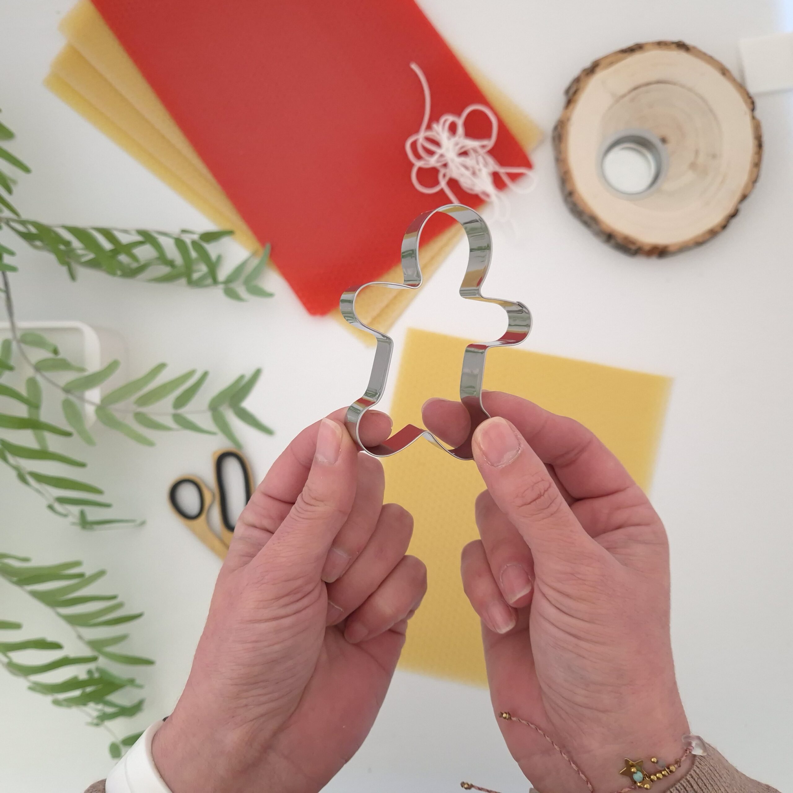 Maak je eigen figuren van bijen was met behulp van koek stekers.