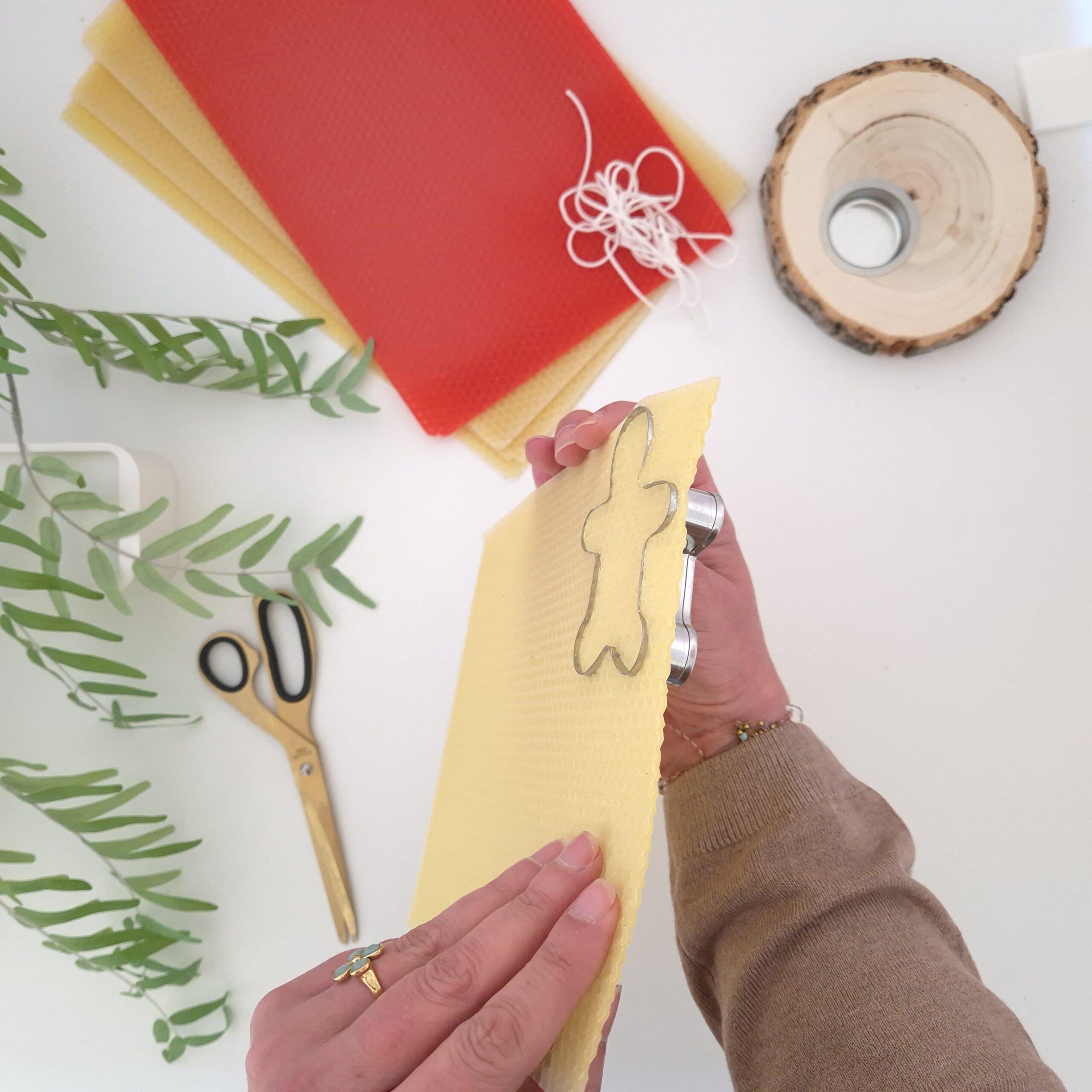 Maak je eigen figuren van bijen was met behulp van koek stekers.