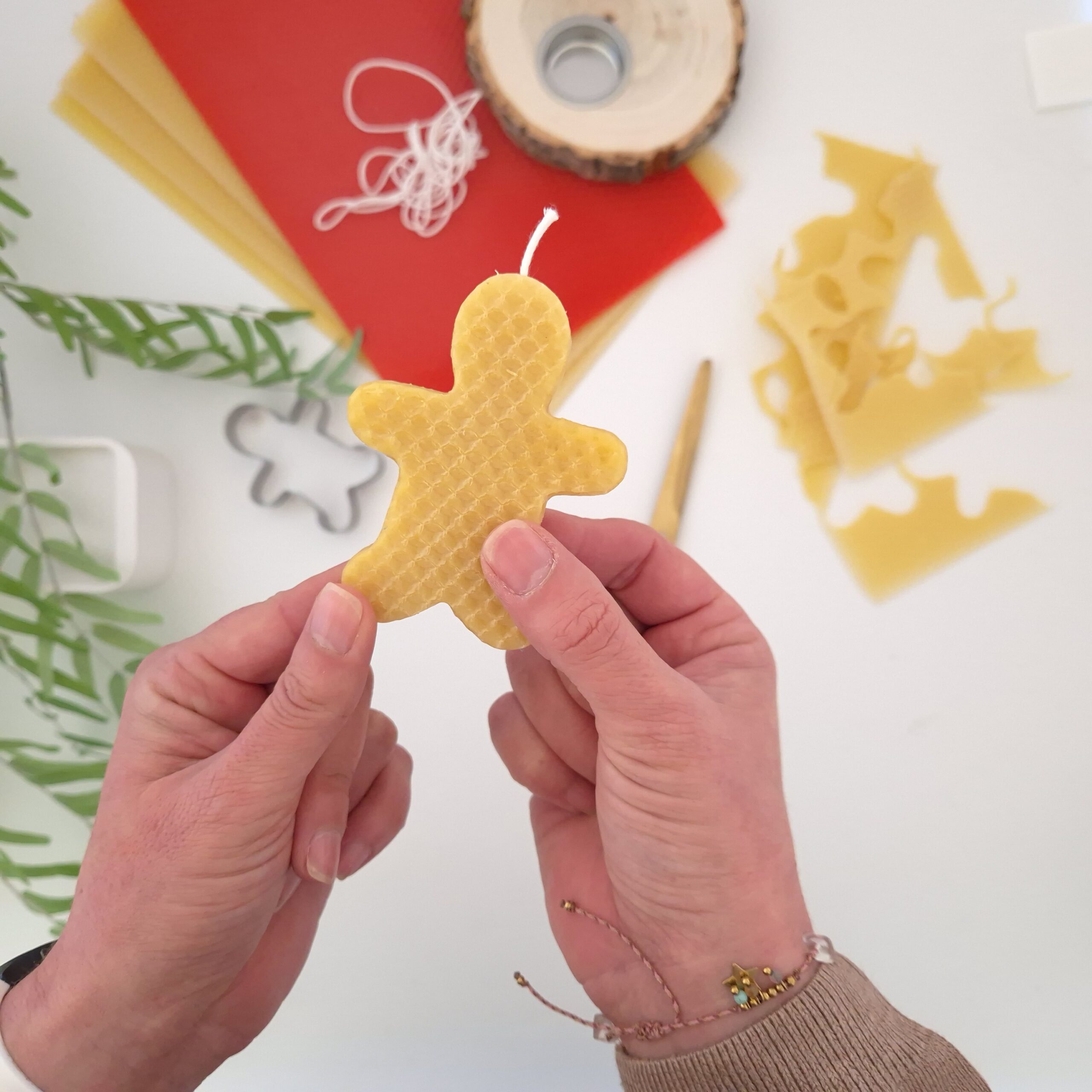 Maak je eigen figuren van bijen was met behulp van koek stekers.