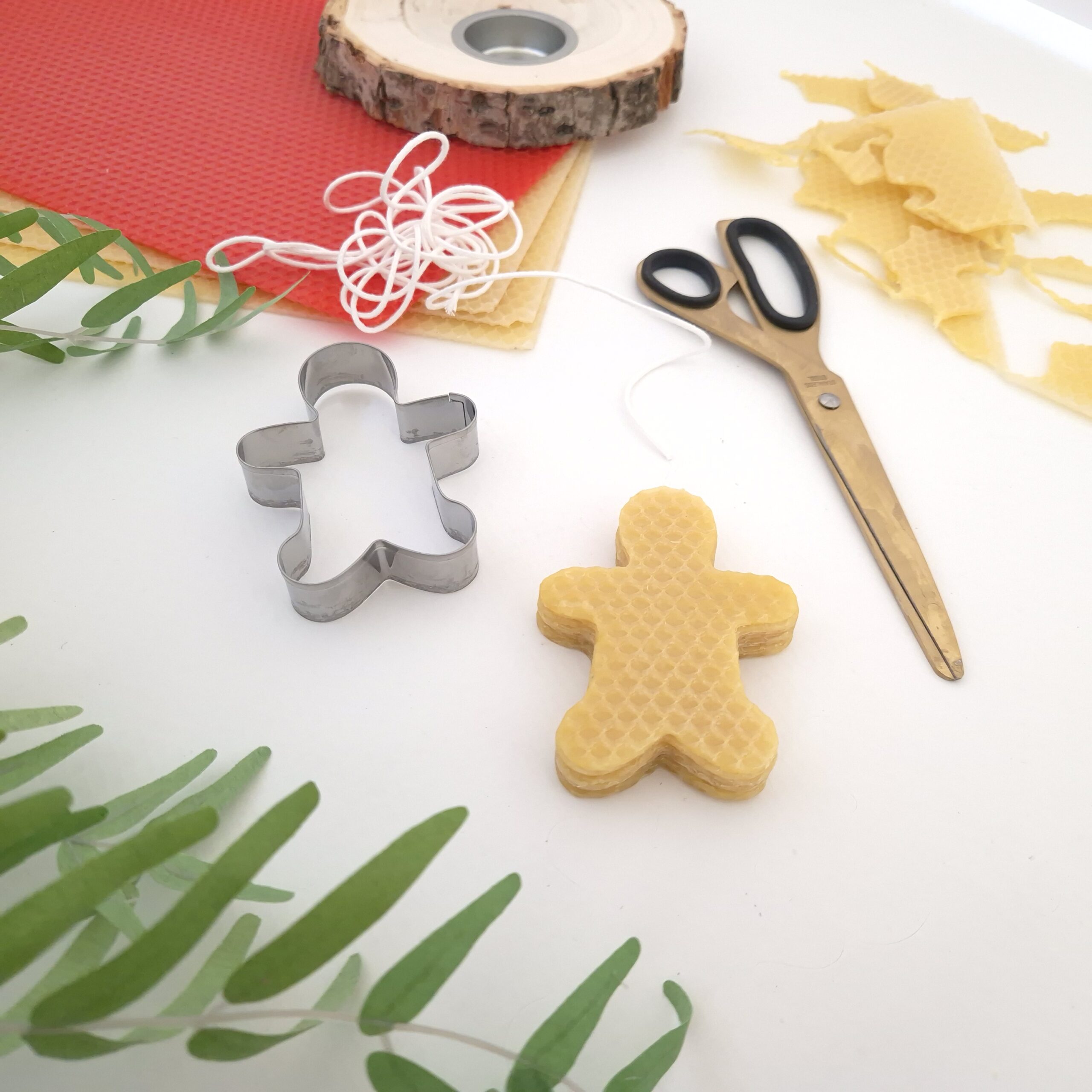 Maak je eigen figuren van bijen was met behulp van koek stekers.