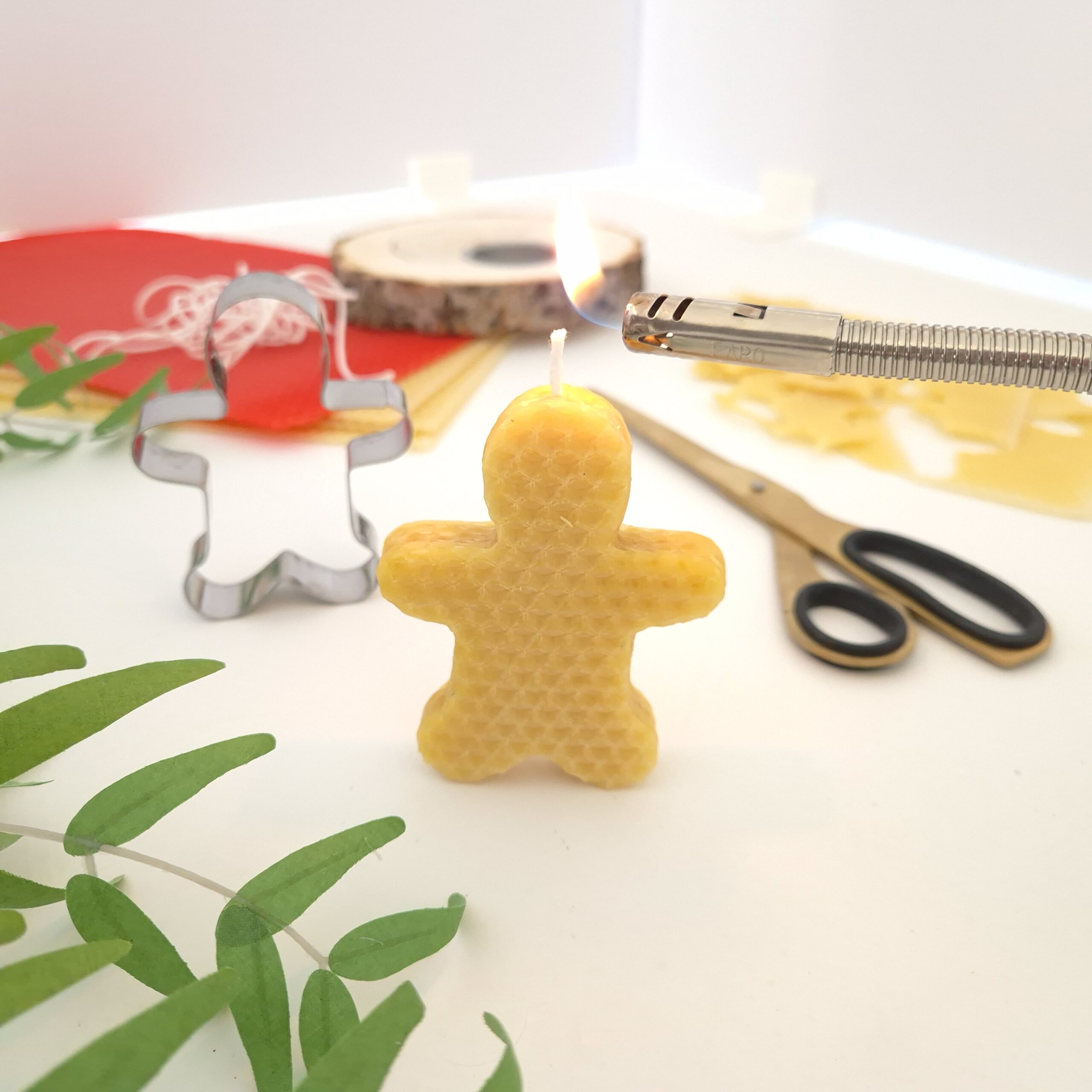 Brandende kaars van bijenwas in de vorm van een koekmannetje.