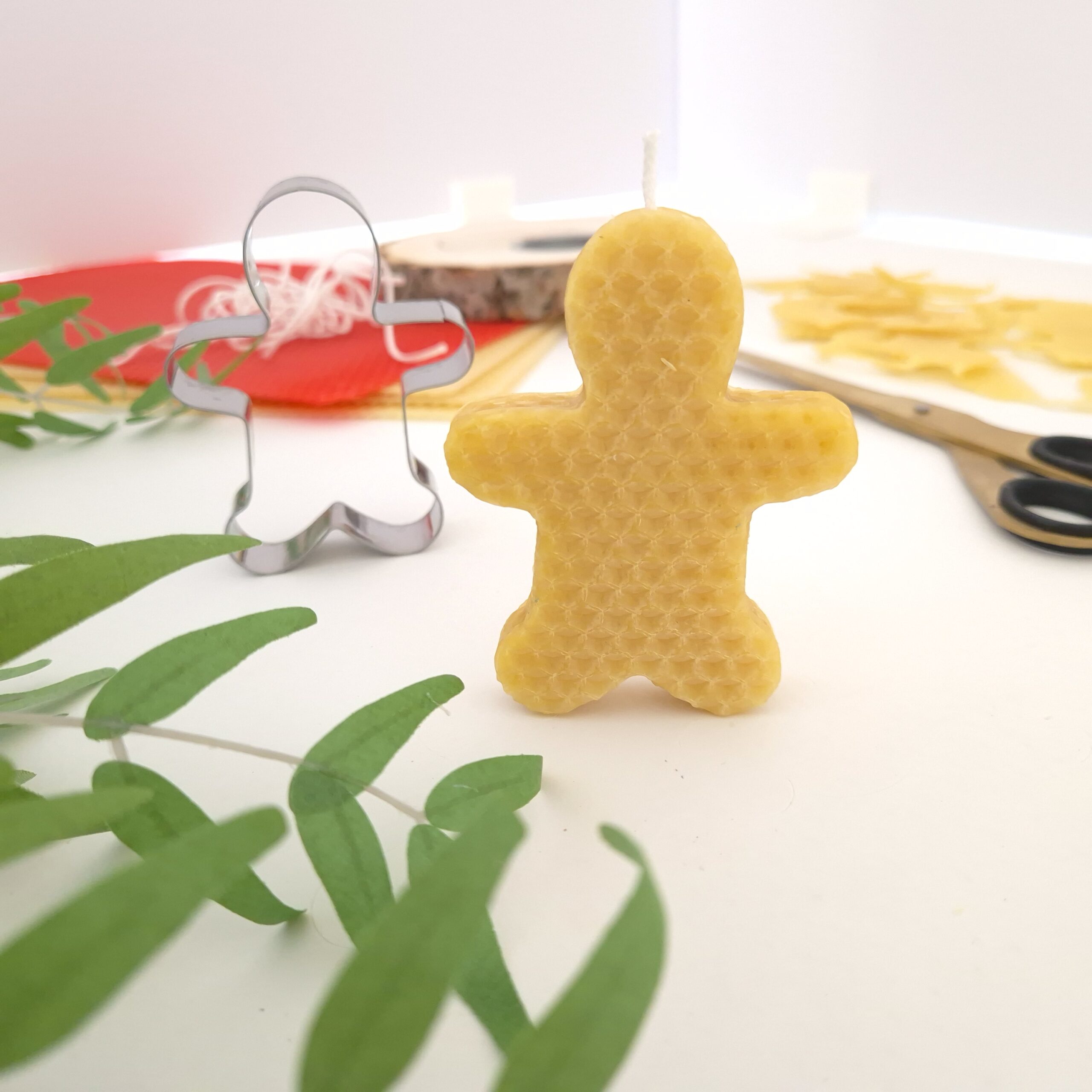 Brandende kaars van bijenwas in de vorm van een koekmannetje.