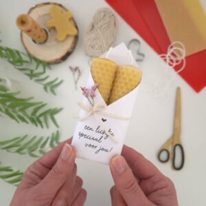 Twee bijenwas kaarsen in de verpakking "Lichtje".