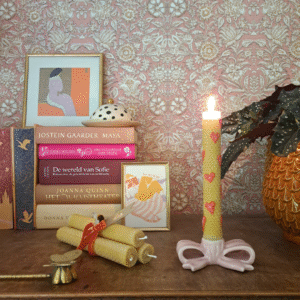 Kaars van Janneke met rode hartjes.