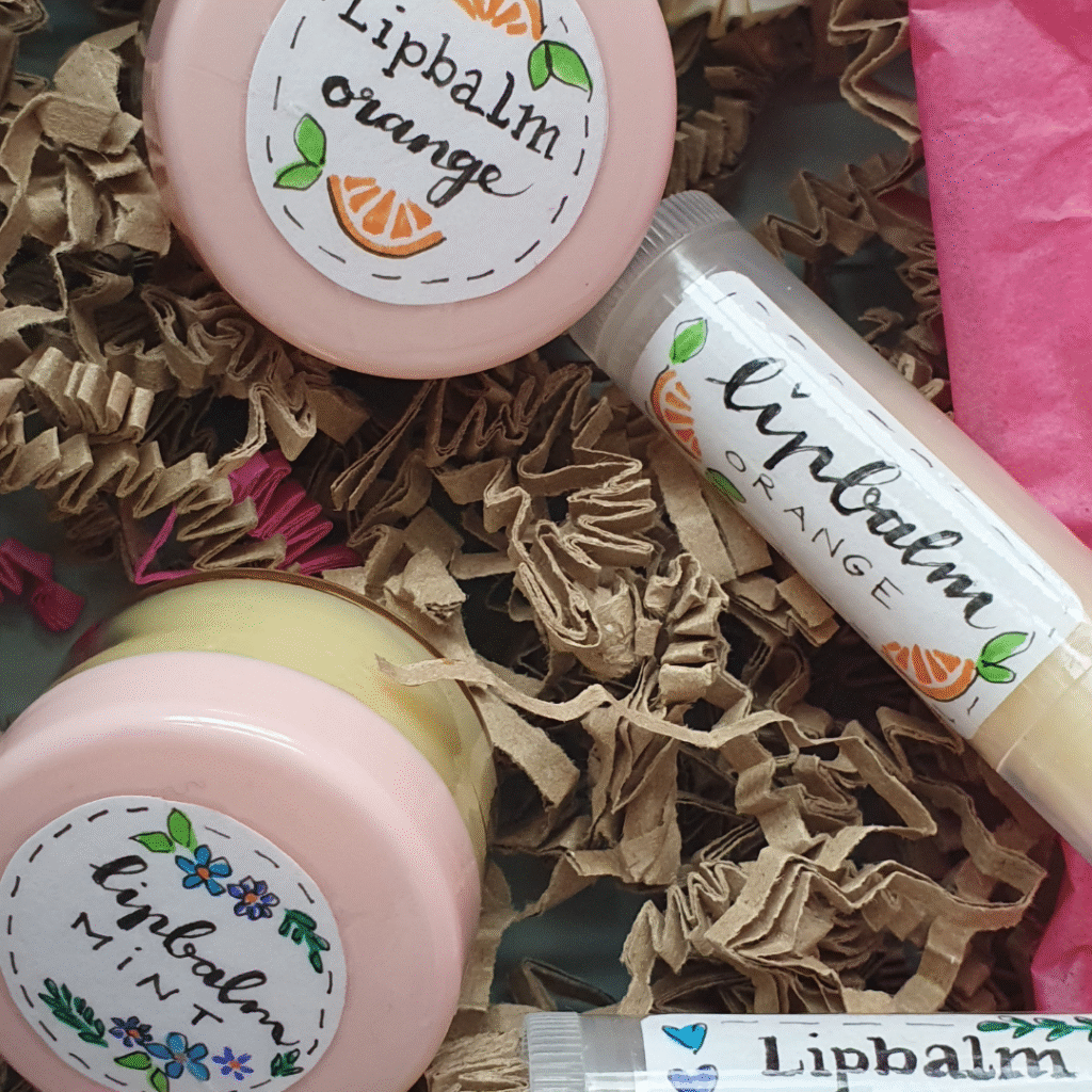 Maak je eigen handgeschreven lippenbalsems met handgeschreven labels.