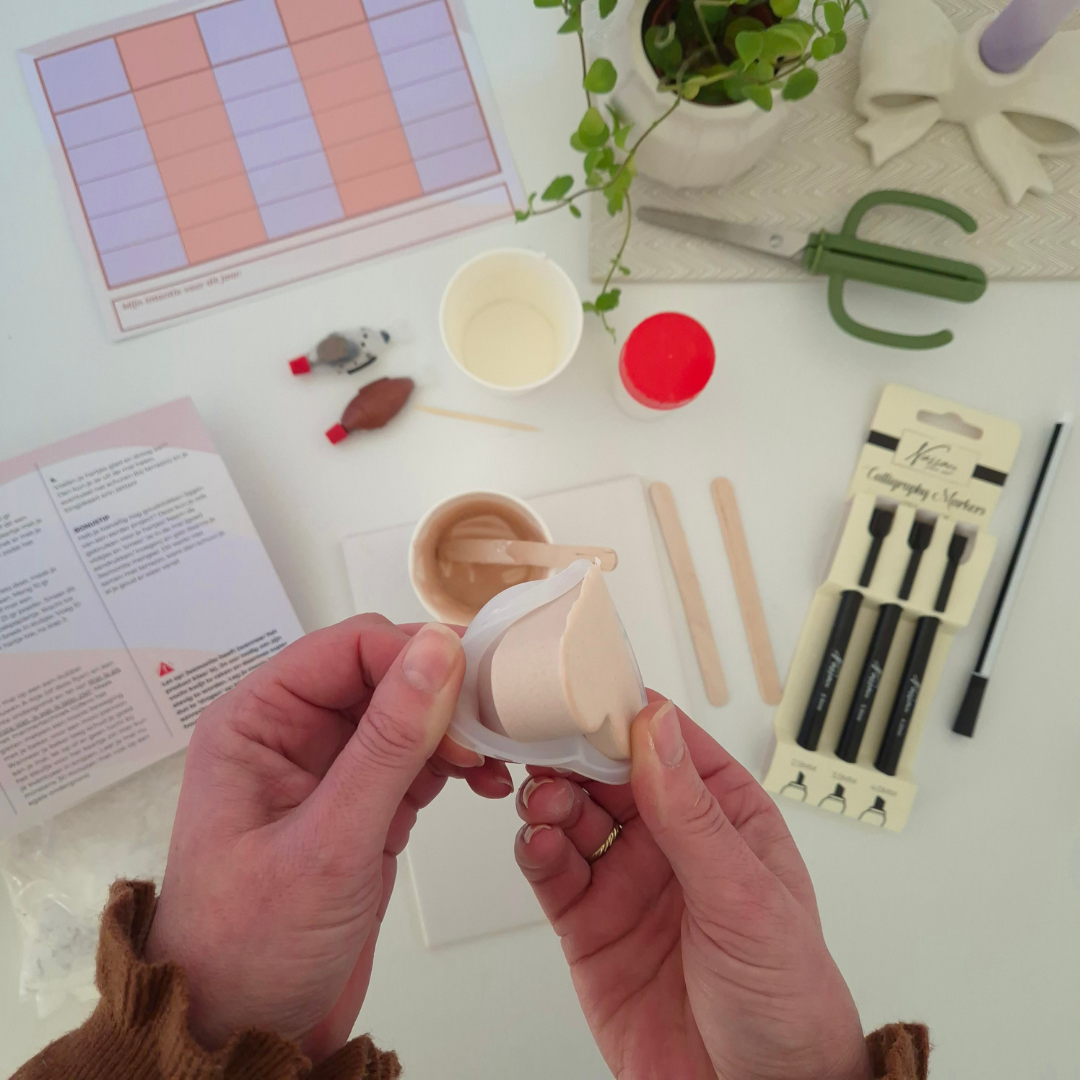 Haal de Jesmonite uit de siliconen vorm van de mal.