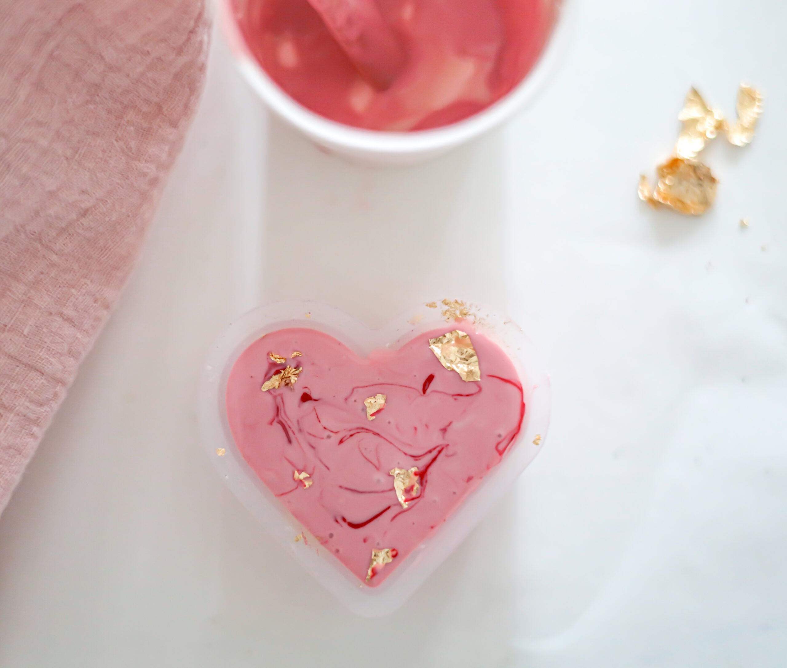 Kaartenhouders met Jesmonite en goudflakes.