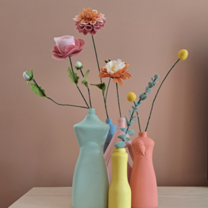 Gekleurde vazen met vilten bloemen, gemaakt door Janneke.